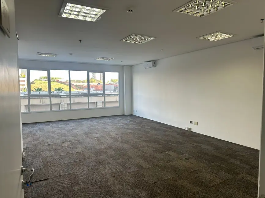 Foto 3 de Sala Comercial com 1 quarto para alugar, 56m2 em Sítio Tamboré Alphaville, Barueri - SP