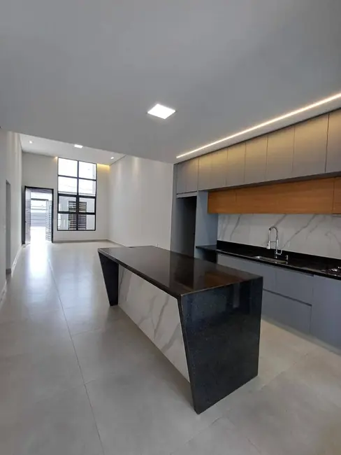 Foto 2 de Casa com 3 quartos à venda, 250m2 em Residencial Ouro Verde, Botucatu - SP