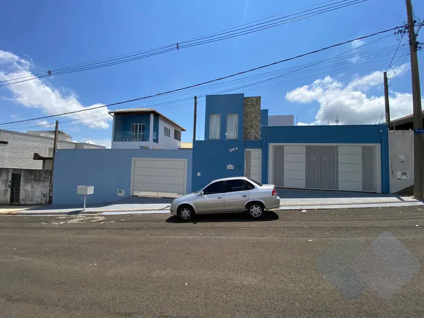 Casa com 3 quartos à venda, 500m2 em Jardim Regina, Botucatu - SP - imagem 1 Foto 1 de Casa com 3 quartos à venda, 500m2 em Jardim Regina, Botucatu - SP