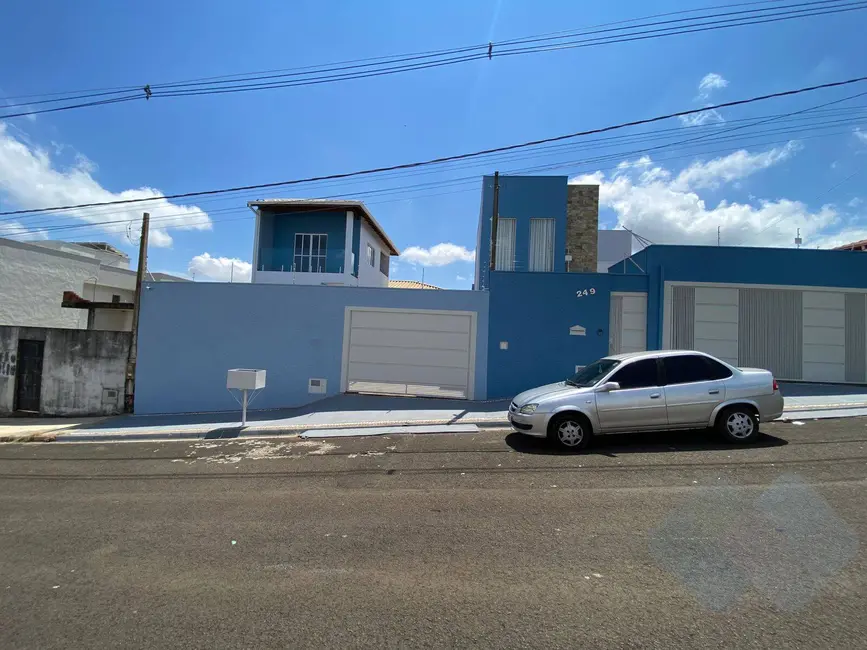 Casa com 3 quartos à venda, 500m2 em Jardim Regina, Botucatu - SP - imagem 2 Foto 2 de Casa com 3 quartos à venda, 500m2 em Jardim Regina, Botucatu - SP