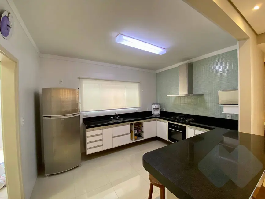 Casa com 3 quartos à venda, 500m2 em Jardim Regina, Botucatu - SP - imagem 8 Foto 8 de Casa com 3 quartos à venda, 500m2 em Jardim Regina, Botucatu - SP