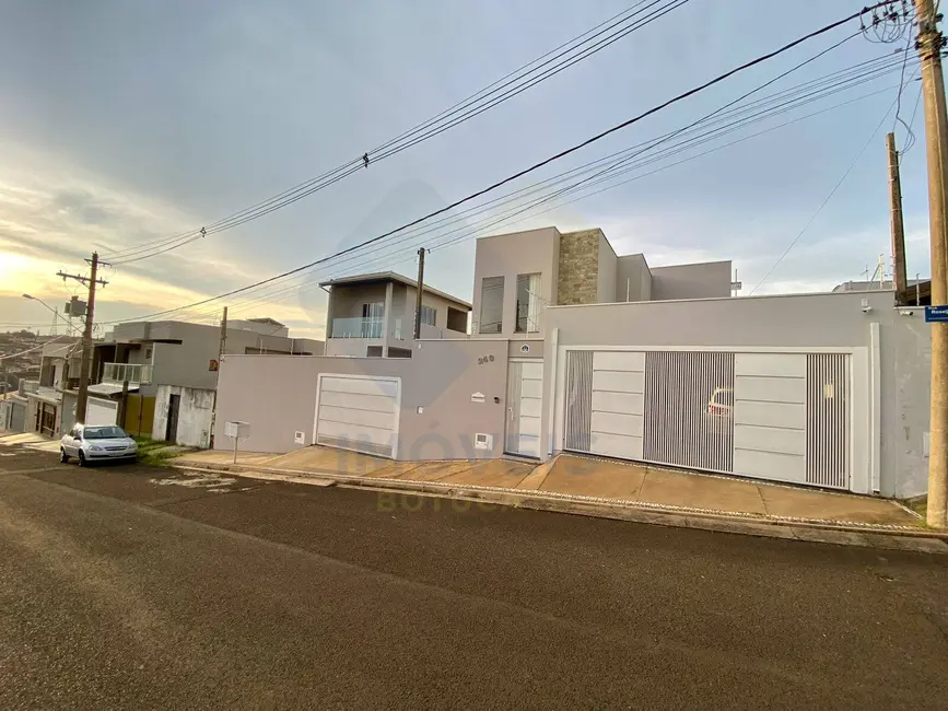Foto 2 de Casa com 3 quartos à venda, 500m2 em Jardim Regina, Botucatu - SP