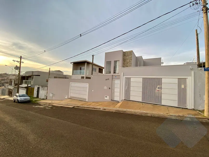 Foto 2 de Casa com 3 quartos à venda, 500m2 em Jardim Regina, Botucatu - SP