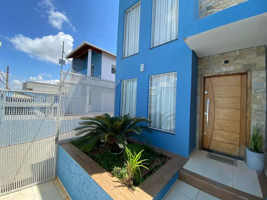 Casa com 3 quartos à venda, 500m2 em Jardim Regina, Botucatu - SP - imagem 3 Foto 3 de Casa com 3 quartos à venda, 500m2 em Jardim Regina, Botucatu - SP