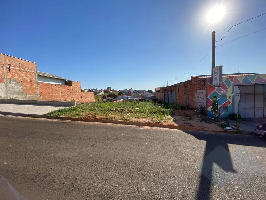 Foto 1 de Terreno / Lote à venda, 250m2 em Lívia, Botucatu - SP