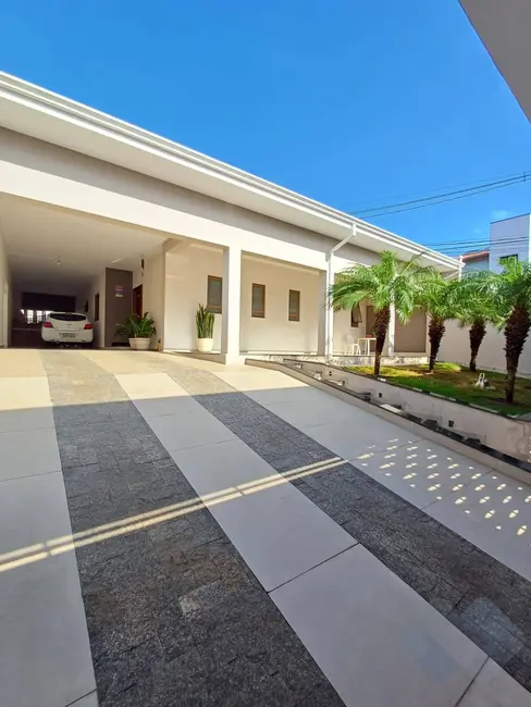 Foto 2 de Casa com 3 quartos à venda, 409m2 em Jardim Ipyranga, Botucatu - SP