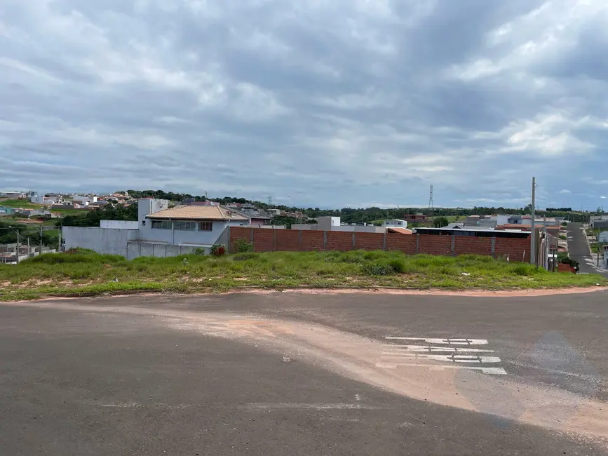 Foto 1 de Terreno / Lote à venda, 316m2 em Lívia, Botucatu - SP