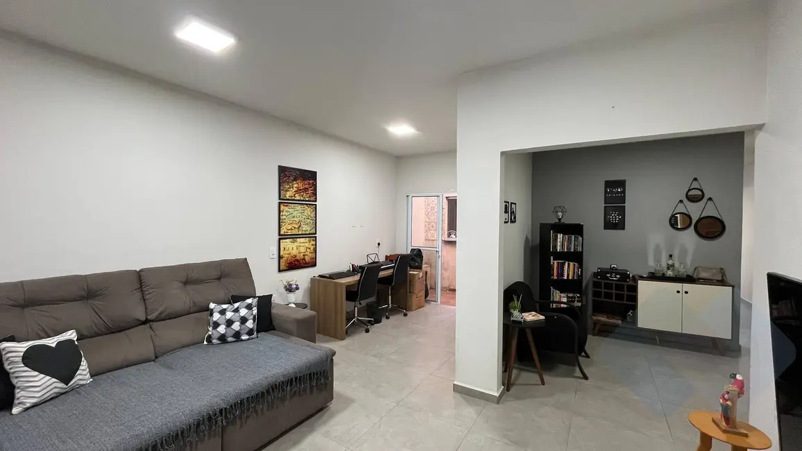 Foto 3 de Casa com 2 quartos à venda, 200m2 em Botucatu - SP