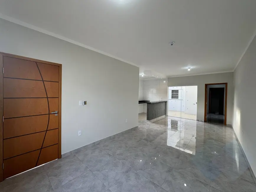 Foto 2 de Casa com 3 quartos à venda, 200m2 em Conjunto Habitacional Humberto Popolo, Botucatu - SP