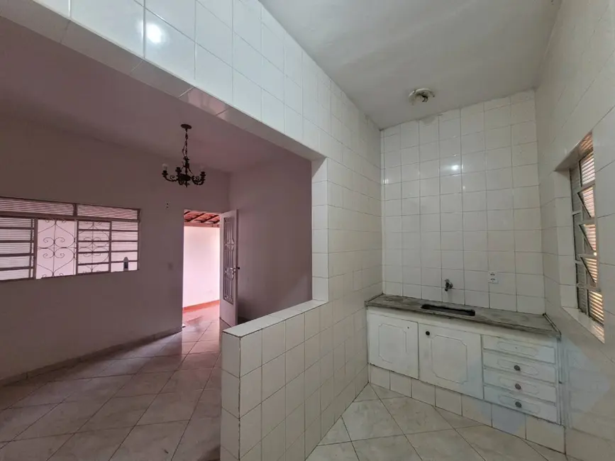 Casa com 2 quartos à venda, 200m2 em Botucatu - SP - imagem 1 Foto 1 de Casa com 2 quartos à venda, 200m2 em Botucatu - SP