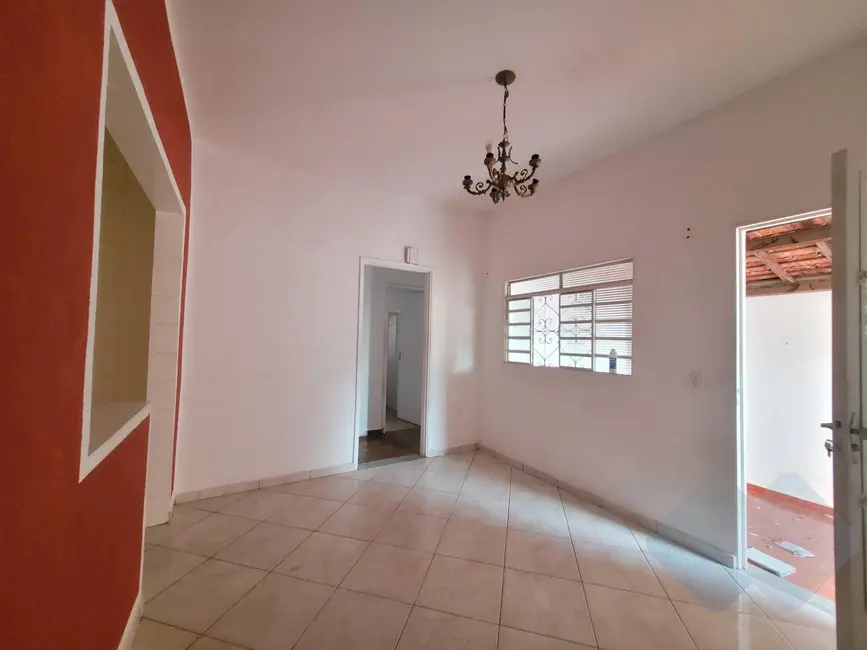 Casa com 2 quartos à venda, 200m2 em Botucatu - SP - imagem 2 Foto 2 de Casa com 2 quartos à venda, 200m2 em Botucatu - SP