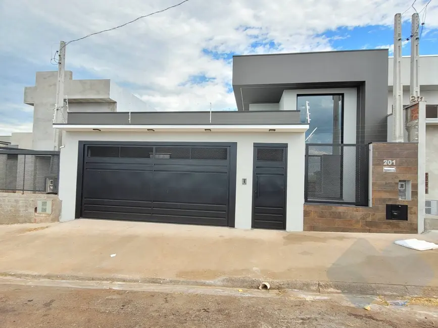 Casa com 3 quartos à venda, 250m2 em Residencial Ouro Verde, Botucatu - SP - imagem 1 Foto 1 de Casa com 3 quartos à venda, 250m2 em Residencial Ouro Verde, Botucatu - SP