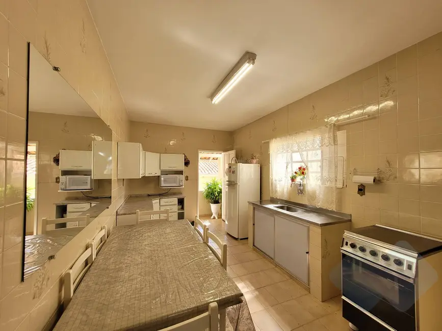 Foto 4 de Casa com 4 quartos à venda, 218m2 em Botucatu - SP
