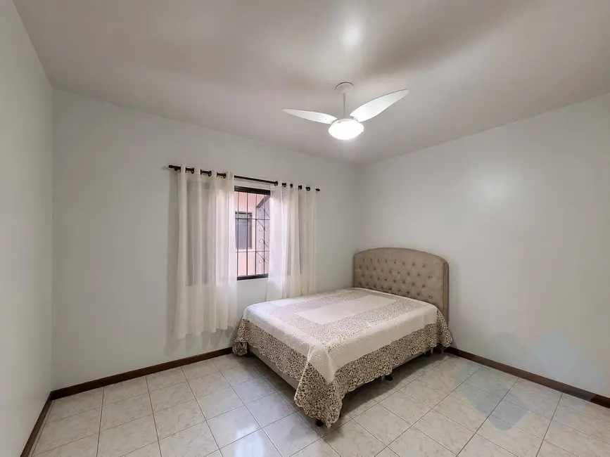 Casa com 3 quartos à venda, 250m2 em Vila Carmelo, Botucatu - SP - imagem 3 Foto 3 de Casa com 3 quartos à venda, 250m2 em Vila Carmelo, Botucatu - SP
