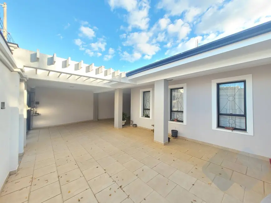 Casa com 3 quartos à venda, 250m2 em Vila Carmelo, Botucatu - SP - imagem 1 Foto 1 de Casa com 3 quartos à venda, 250m2 em Vila Carmelo, Botucatu - SP