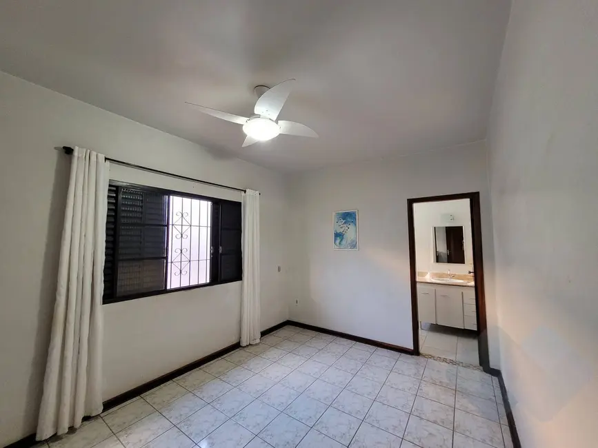 Casa com 3 quartos à venda, 250m2 em Vila Carmelo, Botucatu - SP - imagem 6 Foto 6 de Casa com 3 quartos à venda, 250m2 em Vila Carmelo, Botucatu - SP