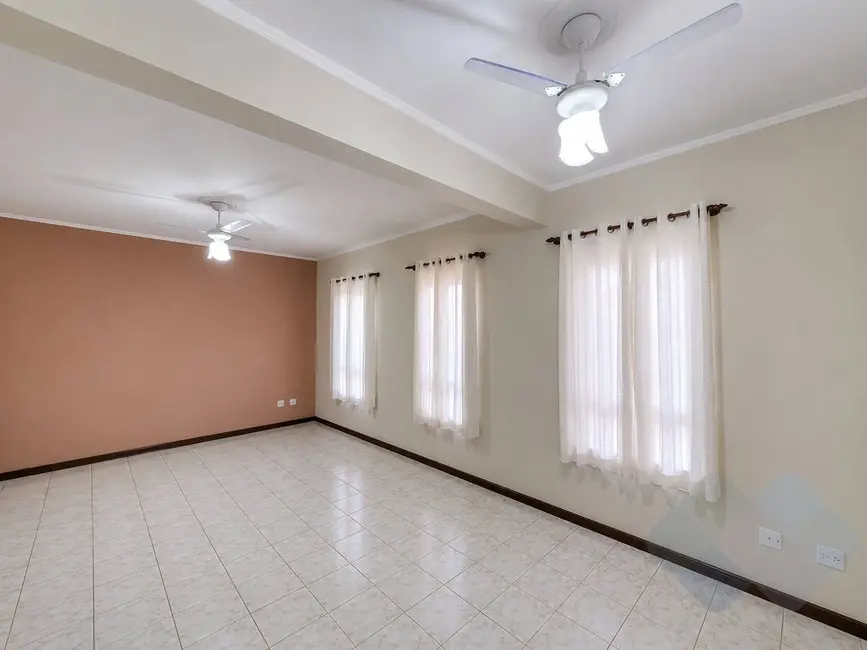 Casa com 3 quartos à venda, 250m2 em Vila Carmelo, Botucatu - SP - imagem 2 Foto 2 de Casa com 3 quartos à venda, 250m2 em Vila Carmelo, Botucatu - SP