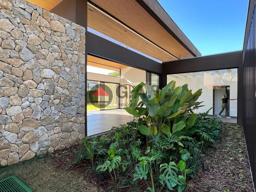 Foto 3 de Casa de Condomínio com 4 quartos à venda, 440m2 em Aracoiaba Da Serra - SP