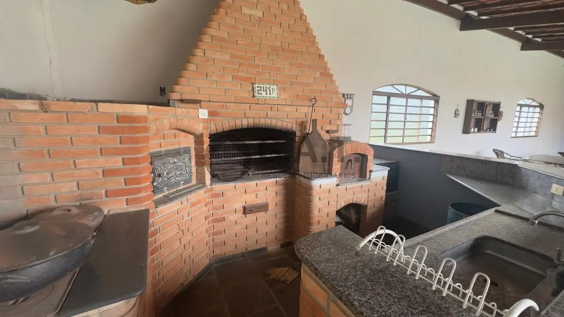 Foto 3 de Chácara com 3 quartos à venda e para alugar, 200m2 em Aracoiaba Da Serra - SP