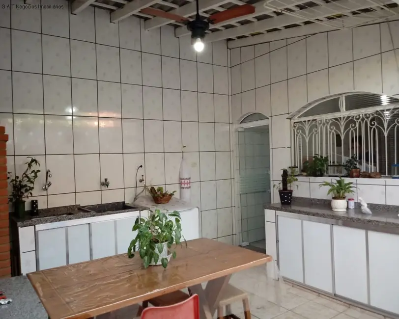 Casa com 3 quartos à venda, 180m2 em Jardim Jatobá, Sorocaba - SP - imagem 3 Foto 3 de Casa com 3 quartos à venda, 180m2 em Jardim Jatobá, Sorocaba - SP