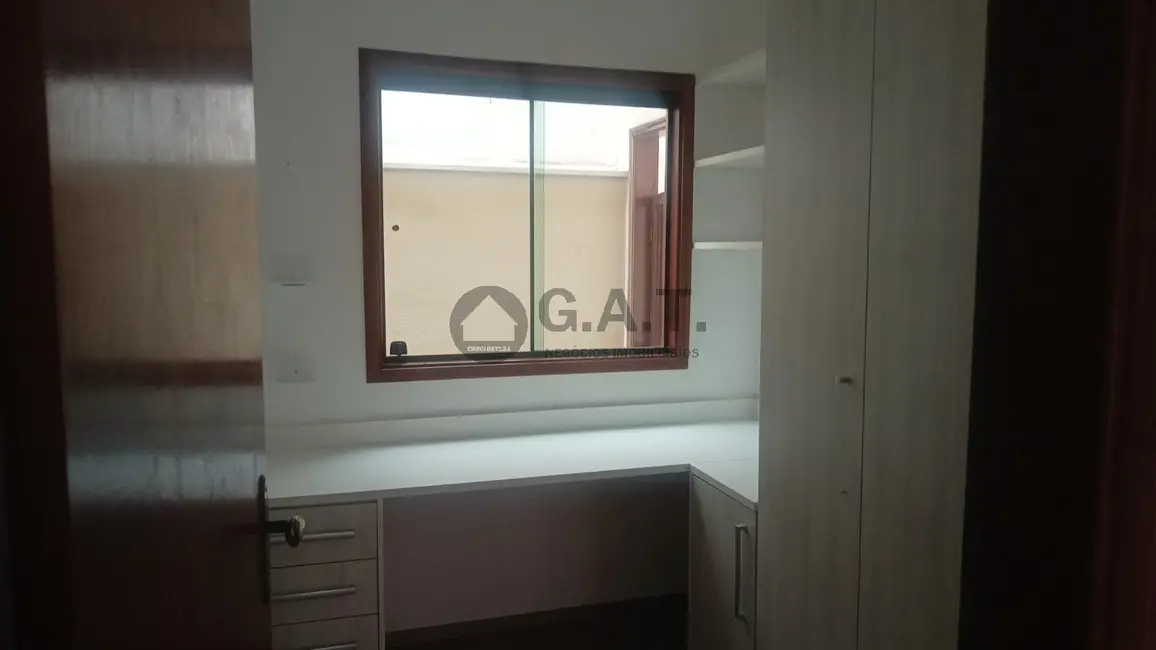 Casa de Condomínio com 3 quartos à venda, 165m2 em Chácaras Reunidas São Jorge, Sorocaba - SP - imagem 2 Foto 2 de Casa de Condomínio com 3 quartos à venda, 165m2 em Chácaras Reunidas São Jorge, Sorocaba - SP
