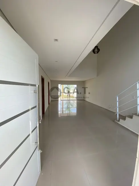 Casa de Condomínio com 3 quartos à venda, 215m2 em Chácaras Reunidas São Jorge, Sorocaba - SP - imagem 3 Foto 3 de Casa de Condomínio com 3 quartos à venda, 215m2 em Chácaras Reunidas São Jorge, Sorocaba - SP
