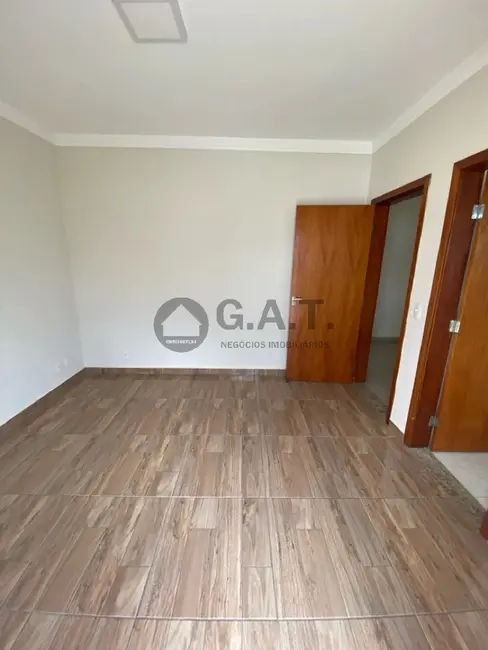 Casa de Condomínio com 3 quartos para alugar, 200m2 em Chácaras Reunidas São Jorge, Sorocaba - SP - imagem 3 Foto 3 de Casa de Condomínio com 3 quartos para alugar, 200m2 em Chácaras Reunidas São Jorge, Sorocaba - SP