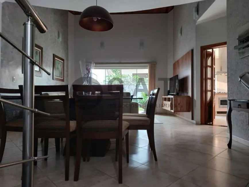 Foto 2 de Casa de Condomínio com 3 quartos para alugar, 230m2 em Chácaras Reunidas São Jorge, Sorocaba - SP