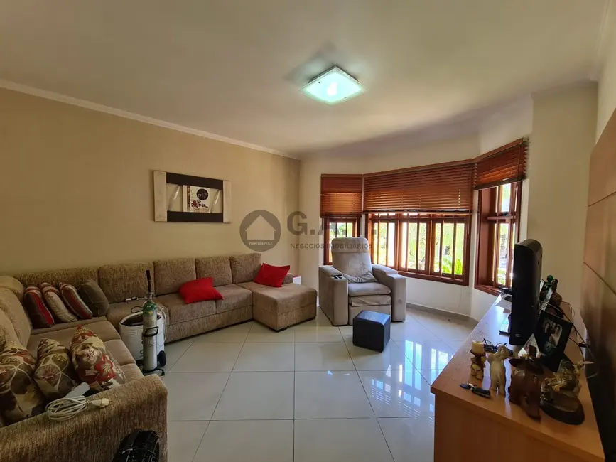 Casa de Condomínio com 3 quartos à venda, 180m2 em Chácaras Reunidas São Jorge, Sorocaba - SP - imagem 2 Foto 2 de Casa de Condomínio com 3 quartos à venda, 180m2 em Chácaras Reunidas São Jorge, Sorocaba - SP