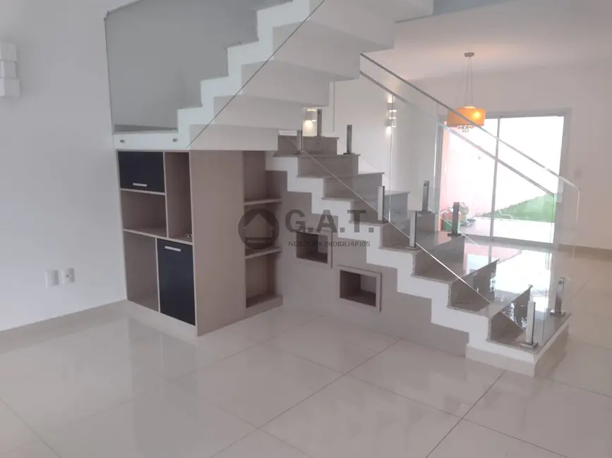 Casa de Condomínio com 3 quartos para alugar, 215m2 em Aparecidinha, Sorocaba - SP - imagem 2 Foto 2 de Casa de Condomínio com 3 quartos para alugar, 215m2 em Aparecidinha, Sorocaba - SP