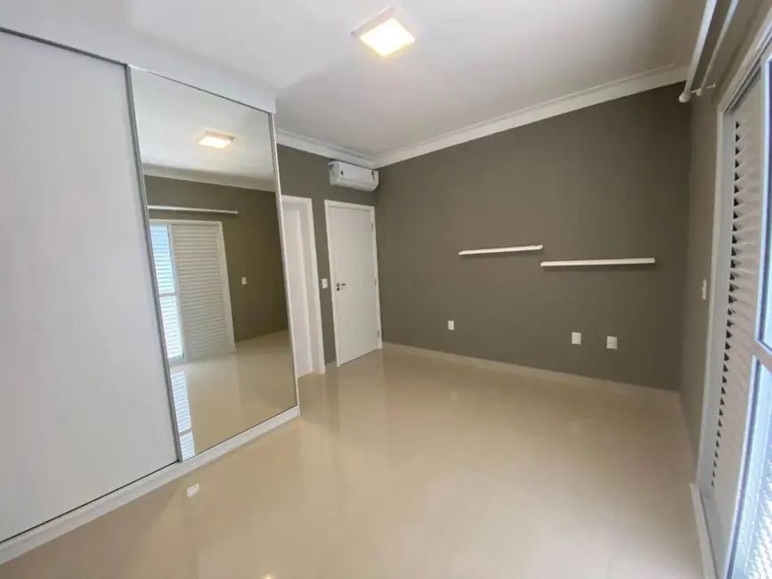 Casa de Condomínio com 3 quartos à venda, 255m2 em Chácaras Reunidas São Jorge, Sorocaba - SP - imagem 8 Foto 8 de Casa de Condomínio com 3 quartos à venda, 255m2 em Chácaras Reunidas São Jorge, Sorocaba - SP