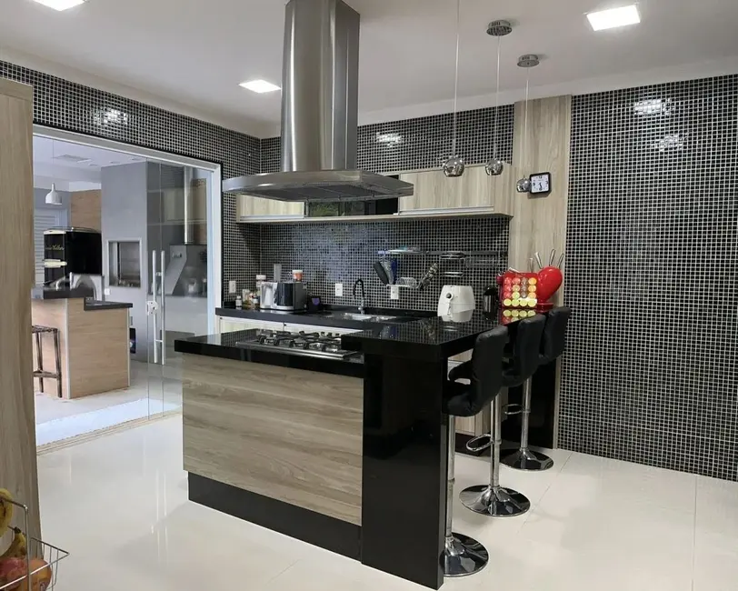 Casa de Condomínio com 3 quartos à venda, 314m2 em Chácaras Reunidas São Jorge, Sorocaba - SP - imagem 5 Foto 5 de Casa de Condomínio com 3 quartos à venda, 314m2 em Chácaras Reunidas São Jorge, Sorocaba - SP