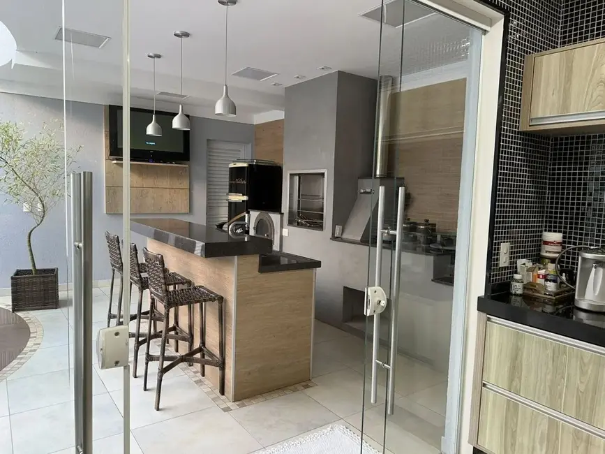 Casa de Condomínio com 3 quartos à venda, 314m2 em Chácaras Reunidas São Jorge, Sorocaba - SP - imagem 4 Foto 4 de Casa de Condomínio com 3 quartos à venda, 314m2 em Chácaras Reunidas São Jorge, Sorocaba - SP