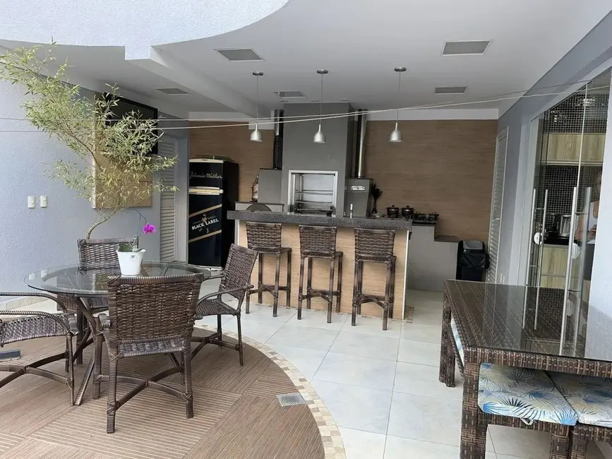 Casa de Condomínio com 3 quartos à venda, 314m2 em Chácaras Reunidas São Jorge, Sorocaba - SP - imagem 3 Foto 3 de Casa de Condomínio com 3 quartos à venda, 314m2 em Chácaras Reunidas São Jorge, Sorocaba - SP