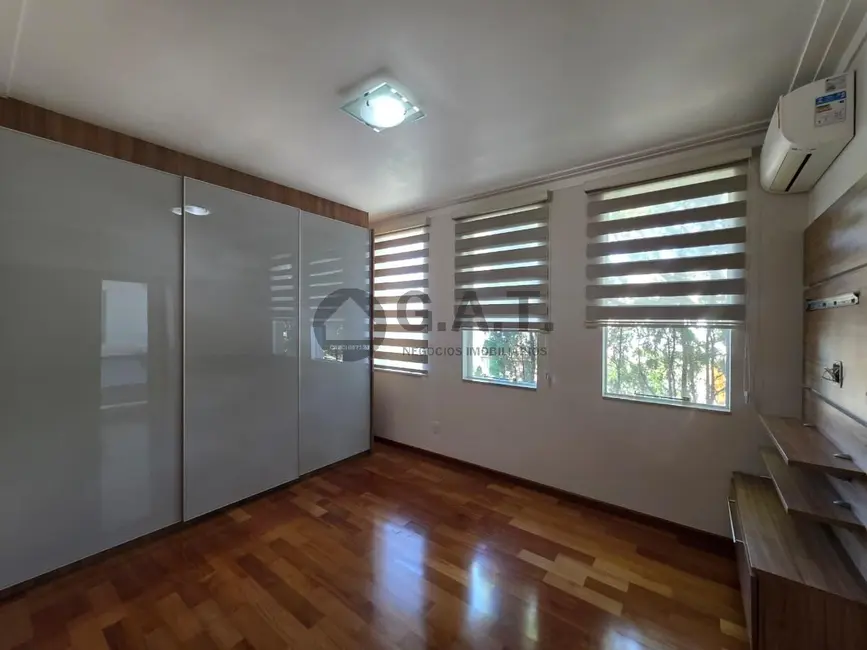 Casa de Condomínio com 3 quartos à venda, 270m2 em Chácaras Reunidas São Jorge, Sorocaba - SP - imagem 2 Foto 2 de Casa de Condomínio com 3 quartos à venda, 270m2 em Chácaras Reunidas São Jorge, Sorocaba - SP