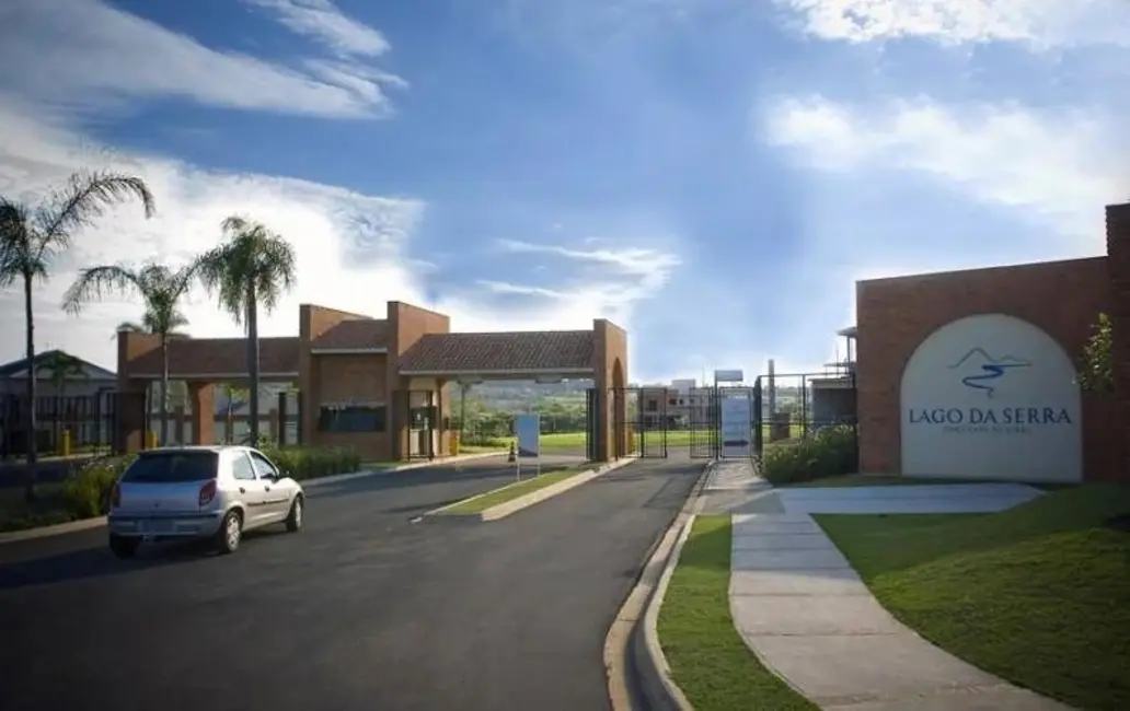 Foto 1 de Terreno / Lote à venda, 437m2 em Aracoiaba Da Serra - SP