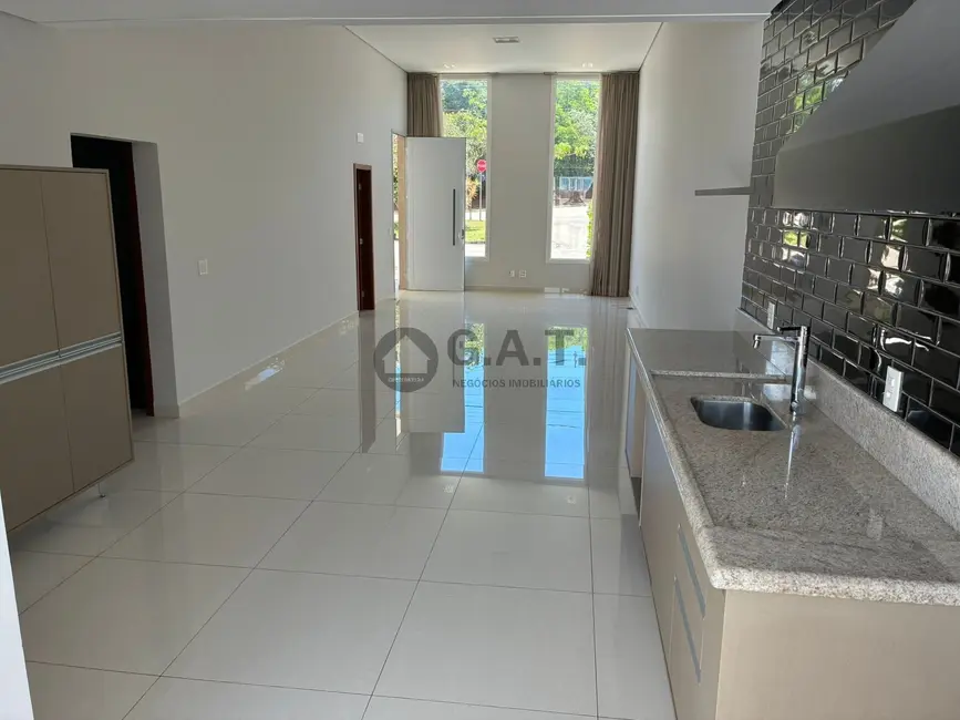 Foto 1 de Casa de Condomínio com 2 quartos para alugar, 140m2 em Chácaras Reunidas São Jorge, Sorocaba - SP