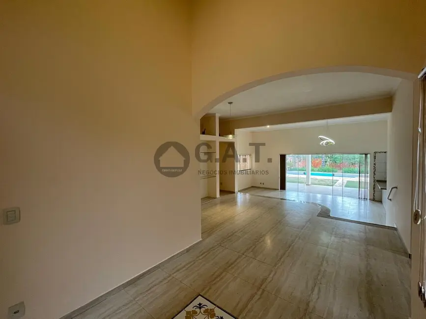 Foto 2 de Casa de Condomínio com 3 quartos para alugar, 231m2 em Aracoiaba Da Serra - SP