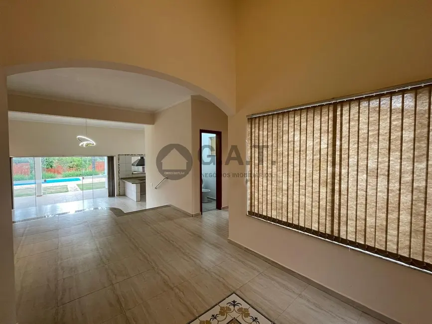 Foto 1 de Casa de Condomínio com 3 quartos para alugar, 231m2 em Aracoiaba Da Serra - SP