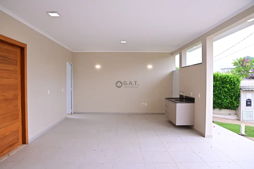 Foto 3 de Casa de Condomínio com 3 quartos à venda, 215m2 em Aracoiaba Da Serra - SP