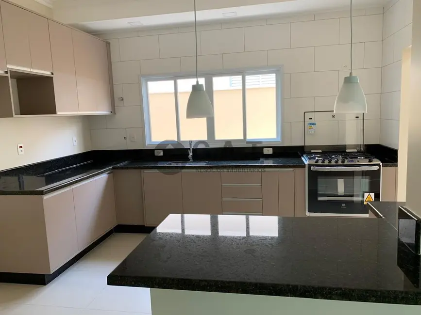 Foto 1 de Casa de Condomínio com 3 quartos para alugar, 215m2 em Aracoiaba Da Serra - SP