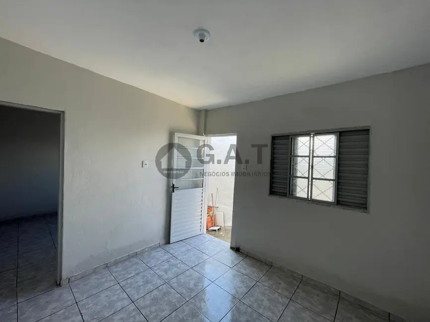 Casa com 2 quartos para alugar, 70m2 em Jardim Sorocabano, Sorocaba - SP - imagem 3 Foto 3 de Casa com 2 quartos para alugar, 70m2 em Jardim Sorocabano, Sorocaba - SP