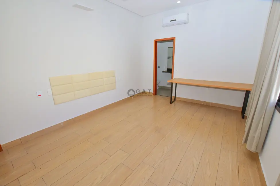 Casa de Condomínio com 3 quartos à venda, 253m2 em Sorocaba - SP - imagem 4 Foto 4 de Casa de Condomínio com 3 quartos à venda, 253m2 em Sorocaba - SP