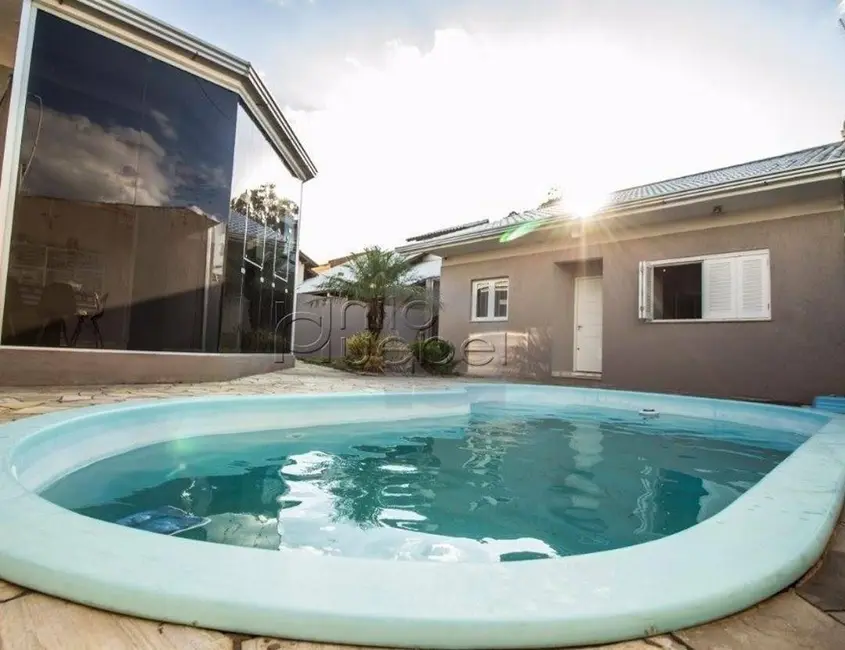 Casa com 3 quartos à venda, 360m2 em Centro, Portao - RS - imagem 3 Foto 3 de Casa com 3 quartos à venda, 360m2 em Centro, Portao - RS