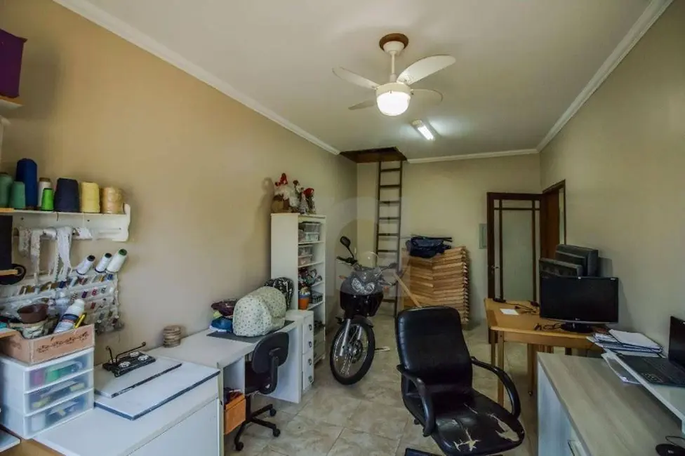 Casa com 3 quartos à venda, 220m2 em Centro, Portao - RS - imagem 9 Foto 9 de Casa com 3 quartos à venda, 220m2 em Centro, Portao - RS