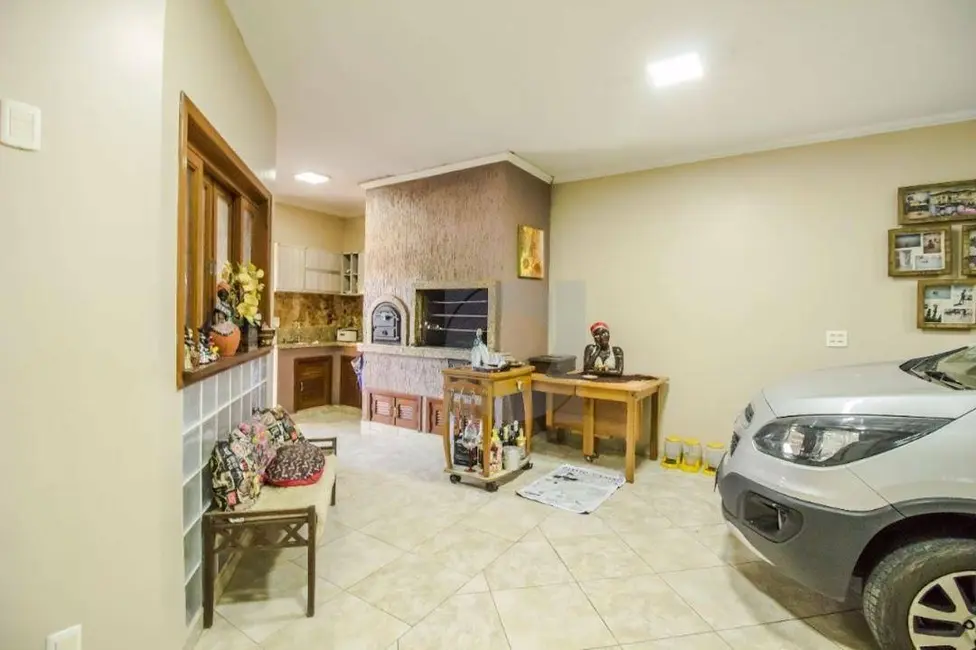 Casa com 3 quartos à venda, 220m2 em Centro, Portao - RS - imagem 3 Foto 3 de Casa com 3 quartos à venda, 220m2 em Centro, Portao - RS