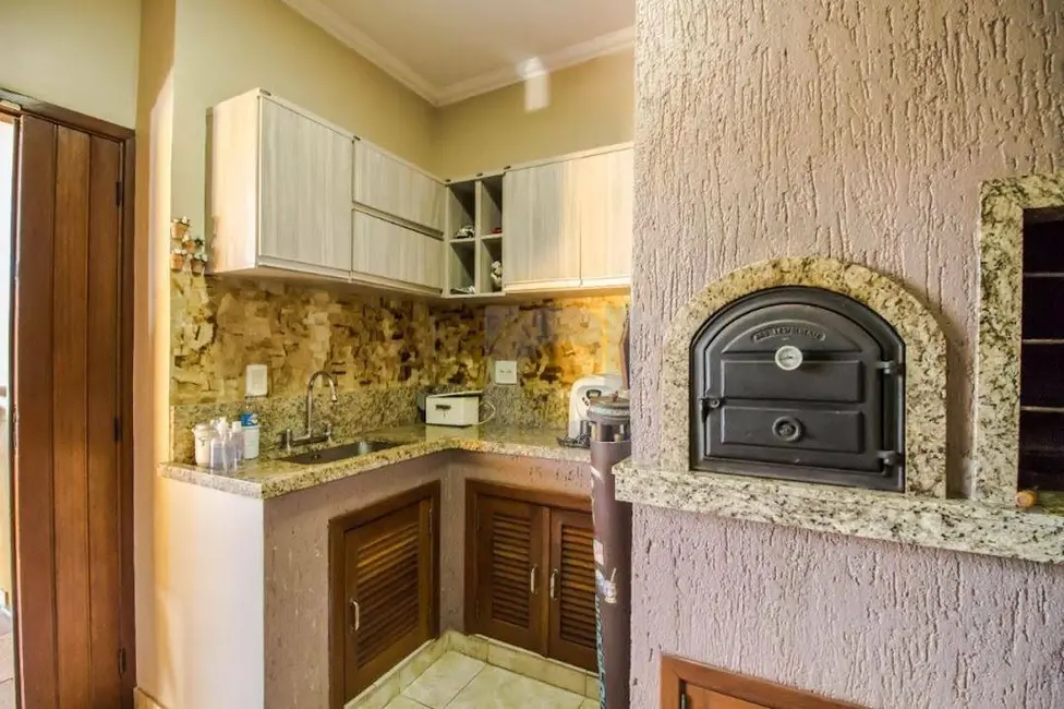 Casa com 3 quartos à venda, 220m2 em Centro, Portao - RS - imagem 5 Foto 5 de Casa com 3 quartos à venda, 220m2 em Centro, Portao - RS