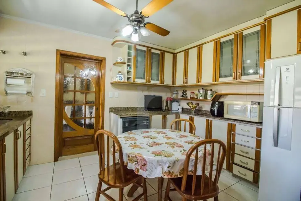 Casa com 3 quartos à venda, 978m2 em Centro, Portao - RS - imagem 9 Foto 9 de Casa com 3 quartos à venda, 978m2 em Centro, Portao - RS