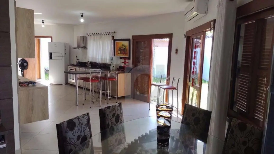 Casa com 2 quartos à venda, 300m2 em Centro, Tramandai - RS - imagem 3 Foto 3 de Casa com 2 quartos à venda, 300m2 em Centro, Tramandai - RS