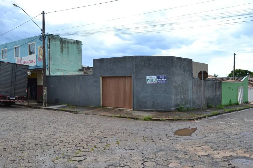 Foto 1 de Casa com 2 quartos à venda, 138m2 em Itarare - SP